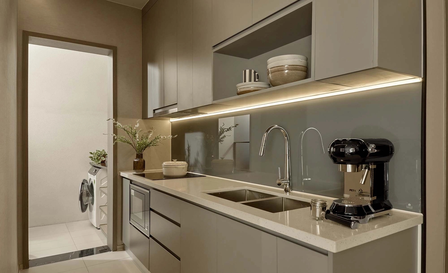 Thiết bị bếp của các căn hộ tháp ORION tại TT AVIO đều được bàn giao cao cấp từ các thương hiệu như Hafele, hệ tủ bếp full trần gỗ An Cường.