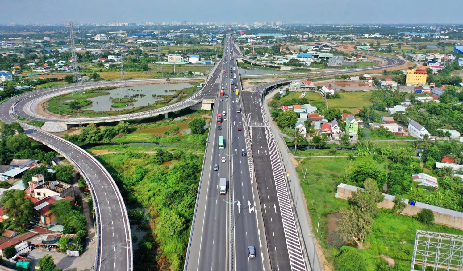 Nhiều công trình giao thông trọng điểm, quy mô lớn đã và đang dần hình thành tại Long An. Ảnh: dự án cao tốc Bến Lức - Long Thành.