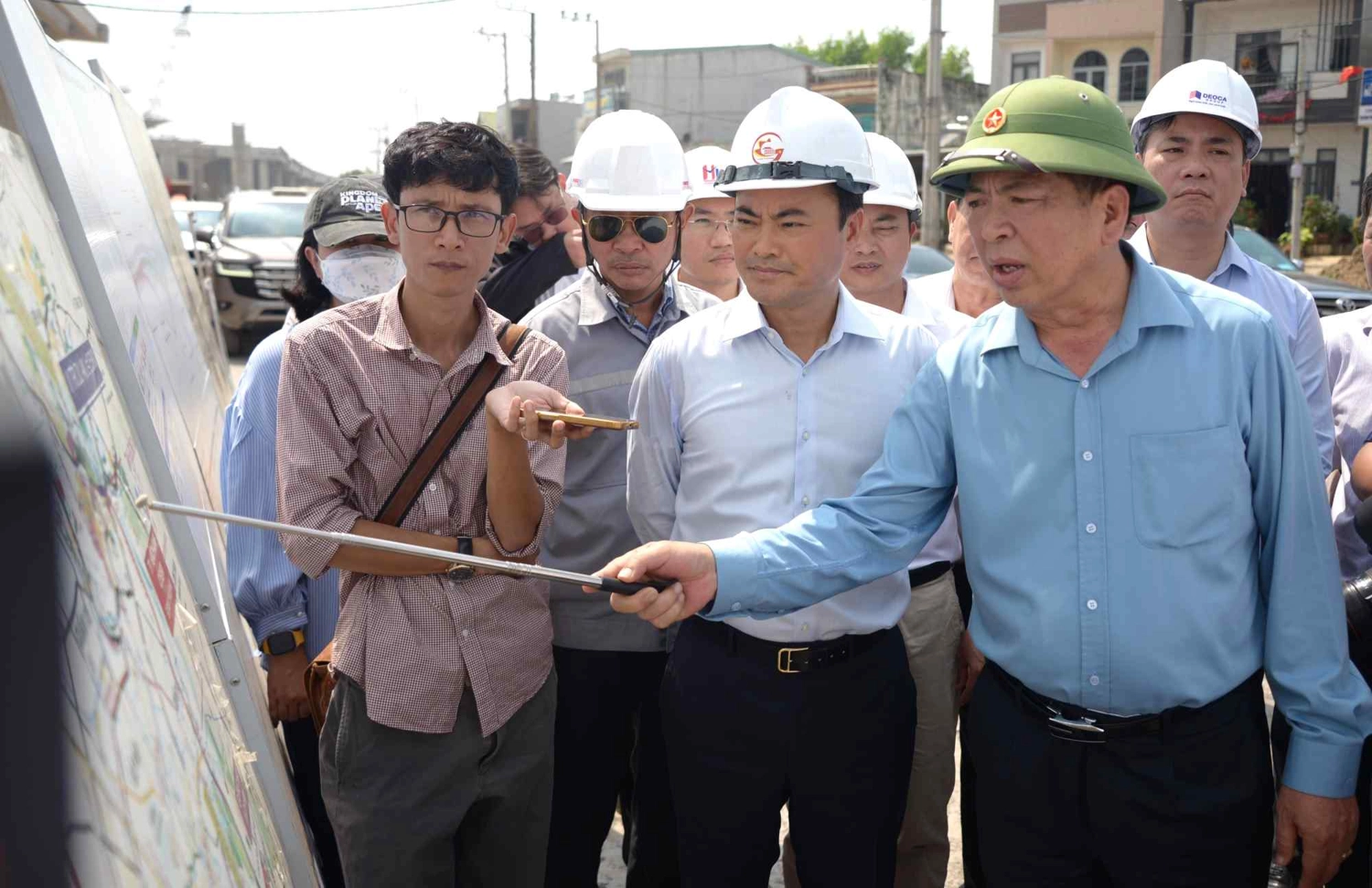 Bộ trưởng Bộ Xây dựng Trần Hồng Minh (bìa phải) kiểm tra nút giao Tân Vạn.