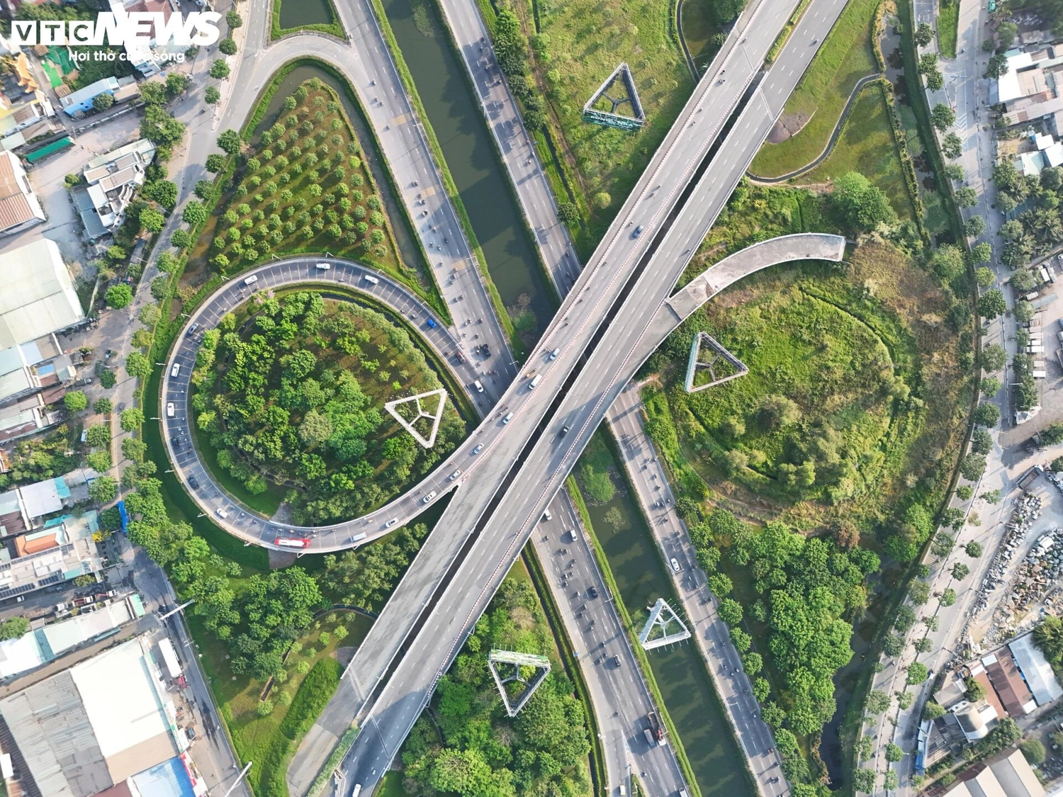 Dự &aacute;n cũng sẽ đầu tư n&uacute;t giao ho&agrave;n chỉnh với V&agrave;nh đai 3 nhằm đảm bảo kết nối đồng bộ hạ tầng giao th&ocirc;ng khu vực cửa ng&otilde; ph&iacute;a T&acirc;y TP.HCM. Tổng mức đầu tư sơ bộ của to&agrave;n dự &aacute;n gần 19.400 tỷ đồng.