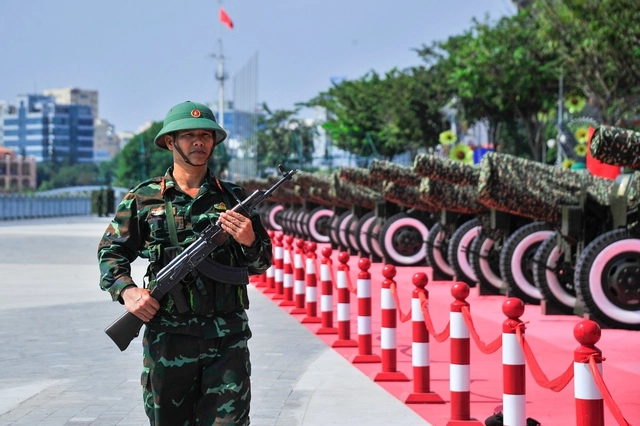 Tại khu vực đặt pháo luôn có cán bộ, chiến sĩ Lữ đoàn thay phiên nhau canh gác