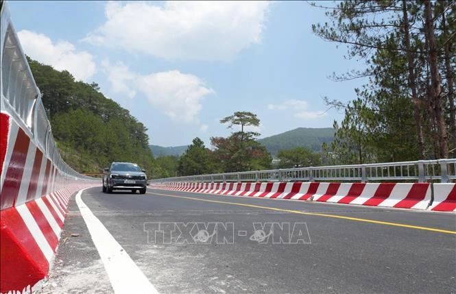 Phương tiện di chuyển thuận lợi qua tuyến đèo Mimosa Đà Lạt sau khi cầu cạn khắc phục điểm sạt lỡ được thông tuyến 