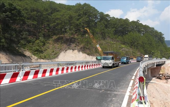 Cầu cạn Xuân Hương bắc qua điểm sạt lở trên đèo Mimosa (thuộc quốc lộ 20, cửa ngõ Đà Lạt, Lâm Đồng) được thông xe ngay trước dịp lễ Giỗ Tổ 2026