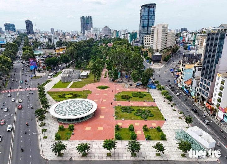 Ga Bến Th&agrave;nh l&agrave; &ldquo;tr&aacute;i tim&rdquo; của tuyến metro số 1, gần c&ocirc;ng vi&ecirc;n 23/9 n&ecirc;n h&agrave;nh kh&aacute;ch gửi xe m&aacute;y, xe &ocirc; t&ocirc; để tiếp cận metro dễ d&agrave;ng