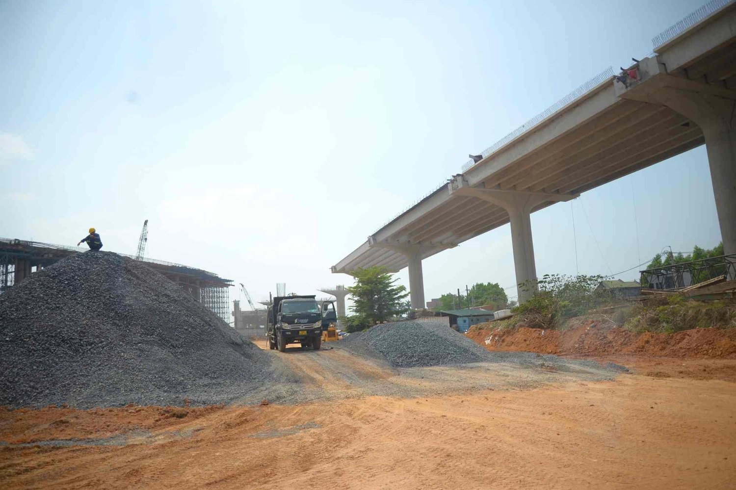 Các nhà thầu đã huy động gần 260 nhân sự cùng khoảng 90 máy móc, thiết bị để thi công nút giao Tân Vạn.