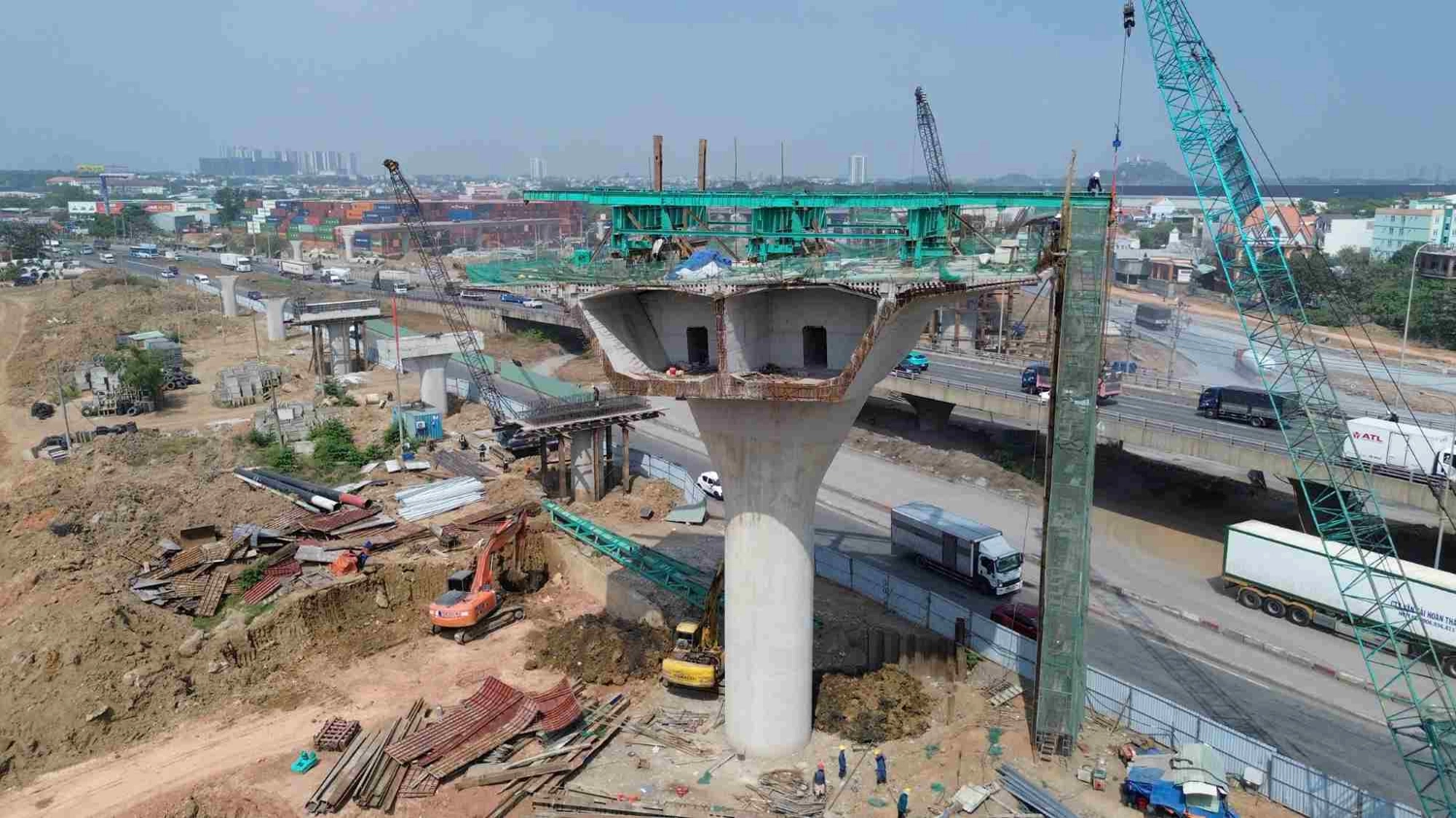 Thi công trụ và kết cấu cầu vượt của tuyến Vành đai 3 bắc qua Quốc lộ 1 tại nút giao Tân Vạn.