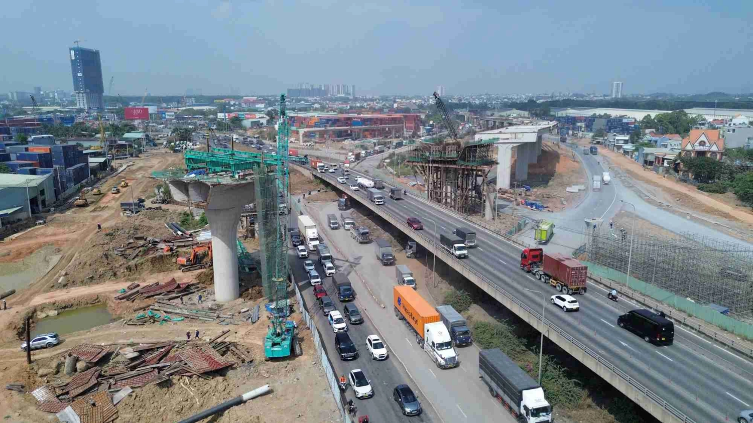 Nút giao Tân Vạn vừa thi công vừa phải tổ chức phân luồng trong điều kiện lưu lượng xe qua lại dày đặc mỗi ngày, đặc biệt là xe tải và container.