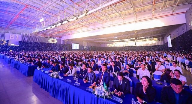 Hàng ngàn Đại sứ kinh doanh tham gia sự kiện đã tạo nên cảm xúc bùng nổ cho The Privilege Show – sự kiện giới thiệu dự án BĐS hạng sang trung tâm TP. HCM.