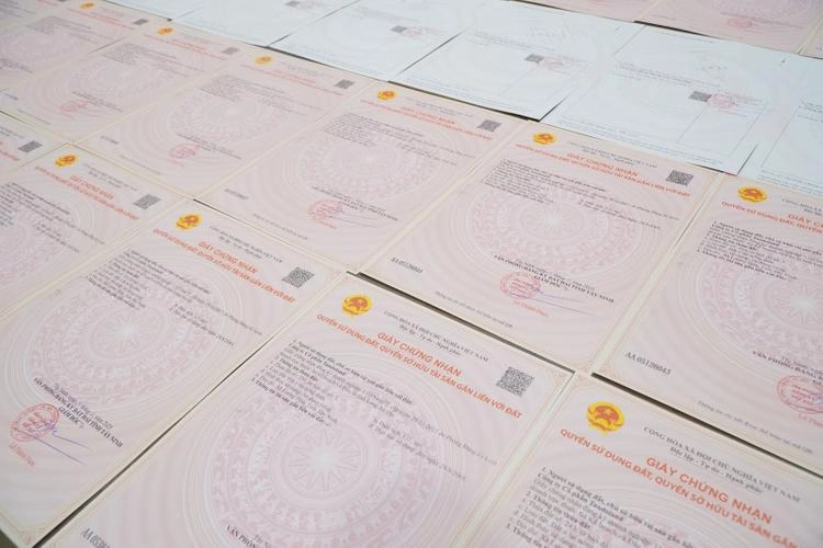 Từng cuốn sổ l&agrave; minh chứng r&otilde; r&agrave;ng cho uy t&iacute;n chủ đầu tư v&agrave; sự an t&acirc;m m&agrave; Dragon Eden cam kết d&agrave;nh cho kh&aacute;ch h&agrave;ng