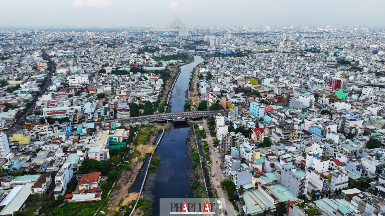 Vừa qua, dự &aacute;n cải tạo k&ecirc;nh Tham Lương - Bến C&aacute;t - rạch Nước L&ecirc;n điều chỉnh tổng mức đầu tư từ 8.200 tỉ đồng l&ecirc;n hơn 9.030 tỉ đồng. Thời gian thực hiện dự &aacute;n cũng sẽ điều chỉnh từ 2021-2025 th&agrave;nh 2021-2026. Việc điều chỉnh n&agrave;y nhằm đảm bảo nguồn lực v&agrave; tiến độ cho c&aacute;c hạng mục quan trọng, g&oacute;p phần cải thiện m&ocirc;i trường v&agrave; n&acirc;ng cấp hạ tầng đ&ocirc; thị khu vực.