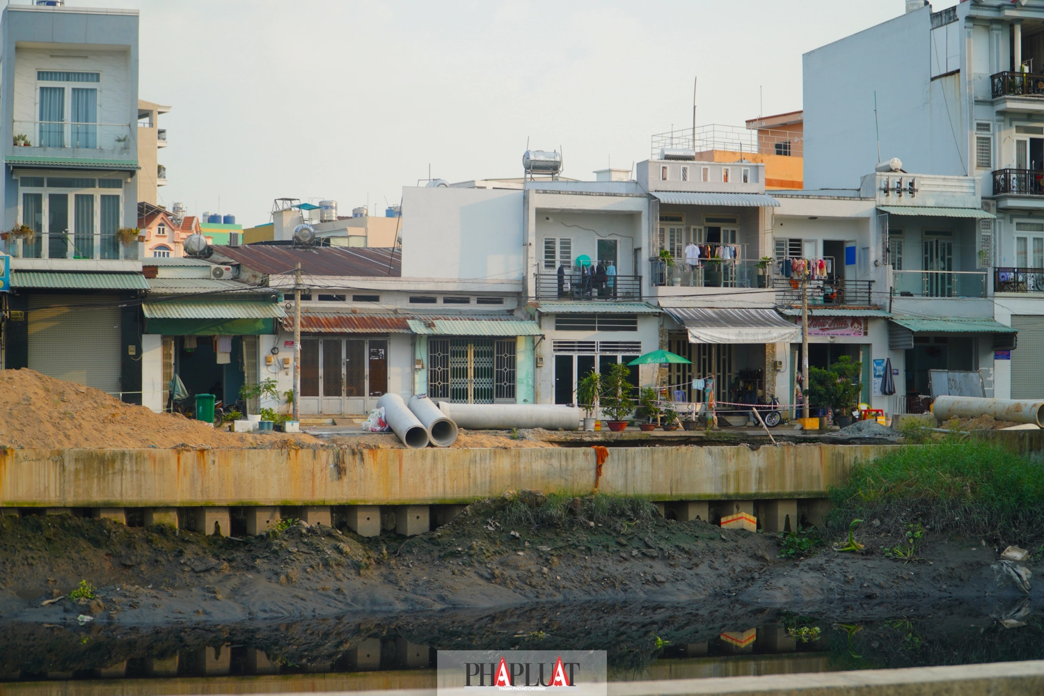 Theo Ban Quản l&yacute; Đầu tư X&acirc;y dựng Hạ tầng Đ&ocirc; thị, dự &aacute;n hiện gặp kh&oacute; khăn do t&igrave;nh trạng t&aacute;i chiếm mặt bằng sau khi đ&atilde; giải tỏa. Trong giai đoạn 1, 21 trường hợp đ&atilde; được hỗ trợ t&aacute;i định cư, bao gồm: quận B&igrave;nh Thạnh (1 trường hợp), quận 12 (2 trường hợp), quận G&ograve; Vấp (1 trường hợp), quận B&igrave;nh T&acirc;n (15 trường hợp), v&agrave; huyện B&igrave;nh Ch&aacute;nh (2 trường hợp).