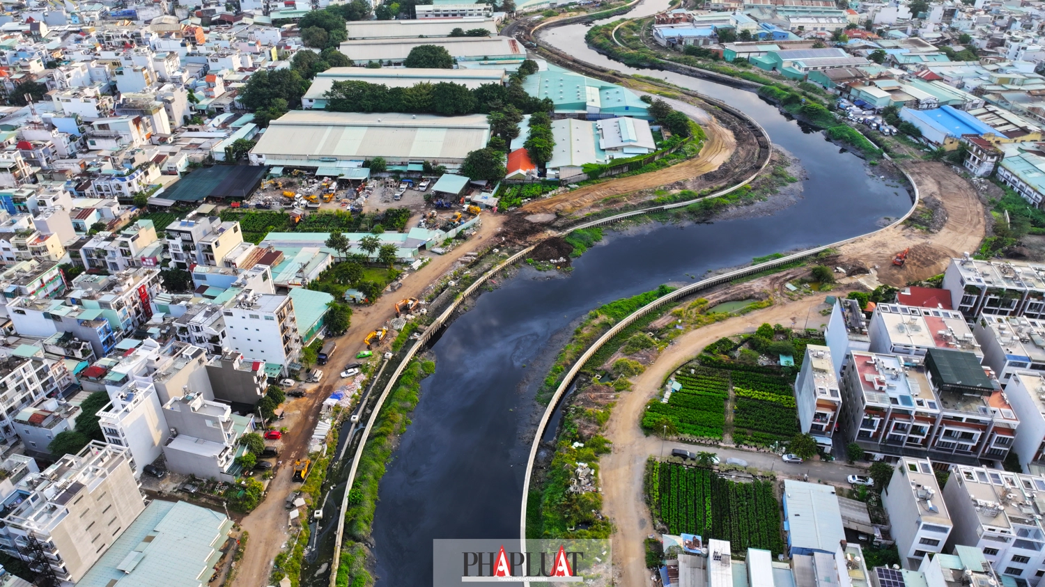 Để giải quyết, UBND c&aacute;c địa phương li&ecirc;n quan đang phối hợp tuy&ecirc;n truyền, vận động người d&acirc;n chấp h&agrave;nh quy định v&agrave; x&acirc;y dựng kế hoạch th&aacute;o dỡ, thu hồi, b&agrave;n giao mặt bằng, nhằm đảm bảo tiến độ dự &aacute;n.