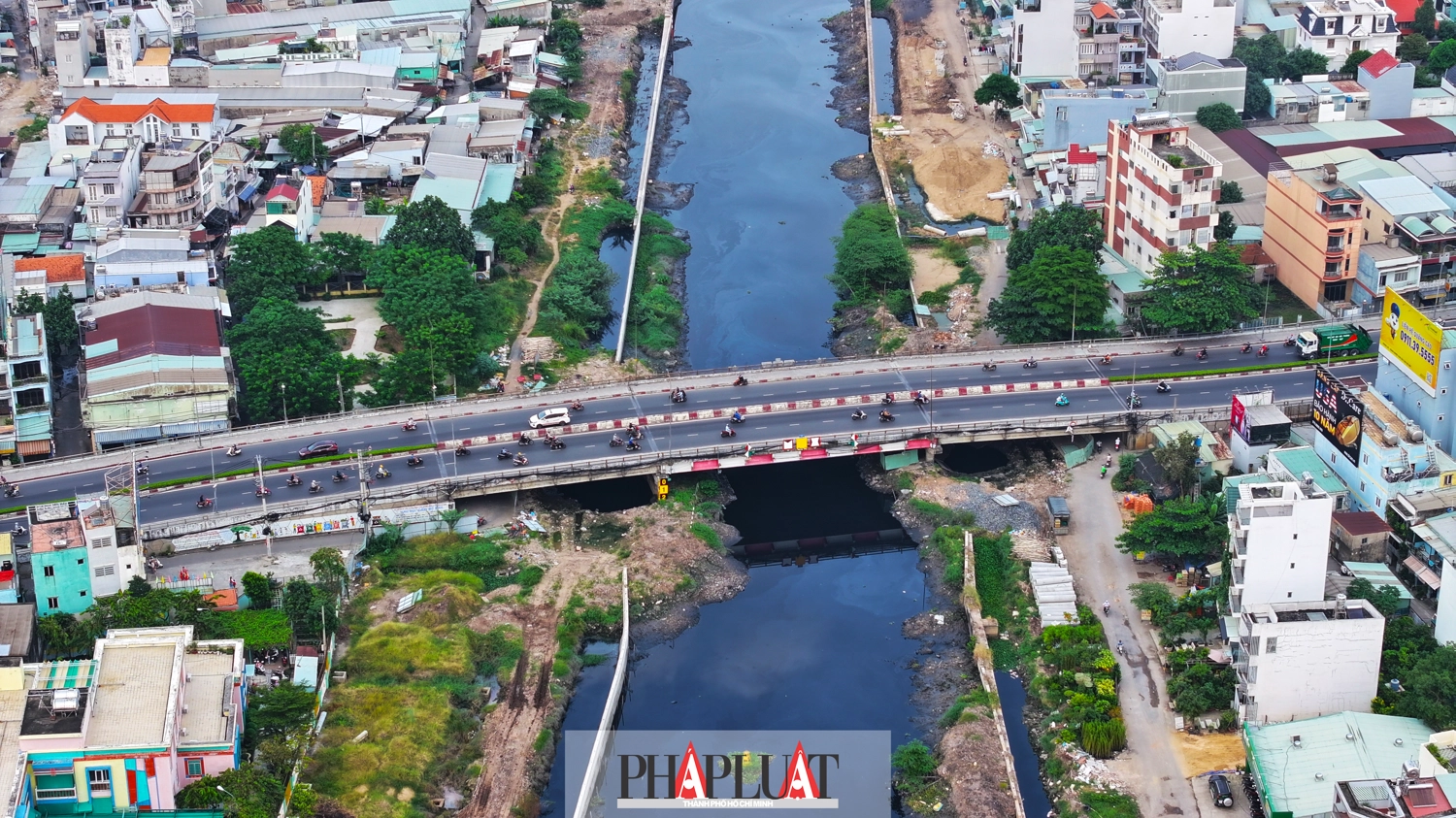 Ghi nhận tại khu vực cầu Chợ Cầu, ph&iacute;a bờ thuộc quận 12, TP.HCM, b&agrave; Trần Thị Phương, một cư d&acirc;n l&acirc;u năm tại đ&acirc;y, chia sẻ về những kh&oacute; khăn m&agrave; người d&acirc;n nơi n&agrave;y phải đối mặt. 