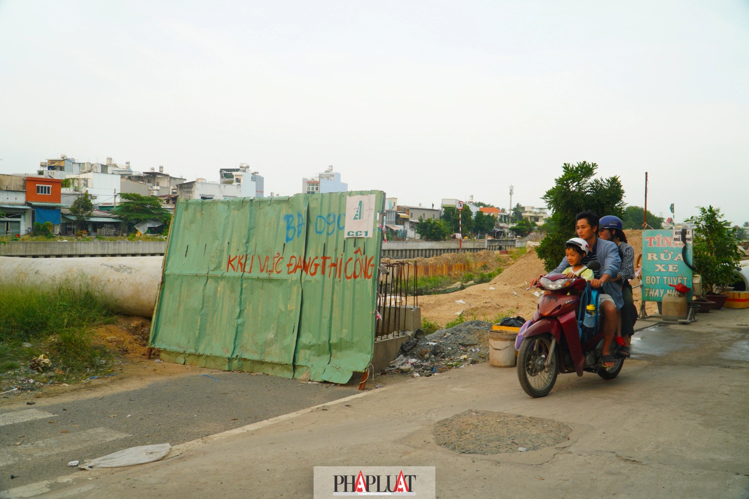 Kể từ khi dự &aacute;n được triển khai, việc r&agrave;o chắn dọc theo tuyến đường d&acirc;n sinh đ&atilde; g&acirc;y ảnh hưởng đ&aacute;ng kể đến hoạt động kinh doanh, bu&ocirc;n b&aacute;n v&agrave; đời sống của người d&acirc;n nơi đ&acirc;y.