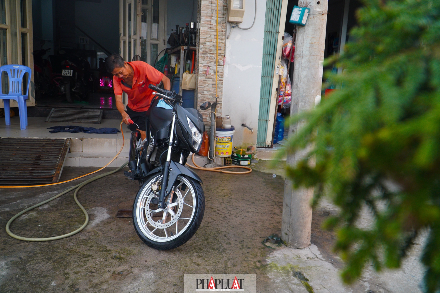 C&ugrave;ng chung t&acirc;m trạng, &ocirc;ng Nguyễn Văn Tuấn, l&agrave;m nghề sửa xe tại quận G&ograve; Vấp, TP.HCM, cho biết: &ldquo;T&ocirc;i hy vọng dự &aacute;n sẽ sớm ho&agrave;n th&agrave;nh để cải thiện m&ocirc;i trường sống, gi&uacute;p đường x&aacute; trở n&ecirc;n sạch sẽ hơn