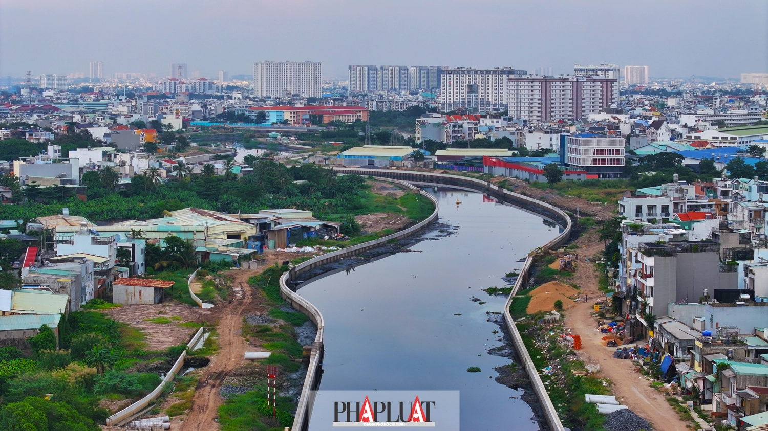 Dự &aacute;n X&acirc;y dựng hạ tầng v&agrave; cải tạo m&ocirc;i trường k&ecirc;nh Tham Lương - Bến C&aacute;t - rạch Nước L&ecirc;n, với nhiệm vụ kết nối tỉnh Long An qua s&ocirc;ng Chợ Đệm v&agrave; c&aacute;c tỉnh B&igrave;nh Dương, Đồng Nai qua s&ocirc;ng S&agrave;i G&ograve;n, đang được triển khai nhằm giải quyết t&igrave;nh trạng ti&ecirc;u tho&aacute;t nước, chống ngập v&agrave; xử l&yacute; &ocirc; nhiễm m&ocirc;i trường.