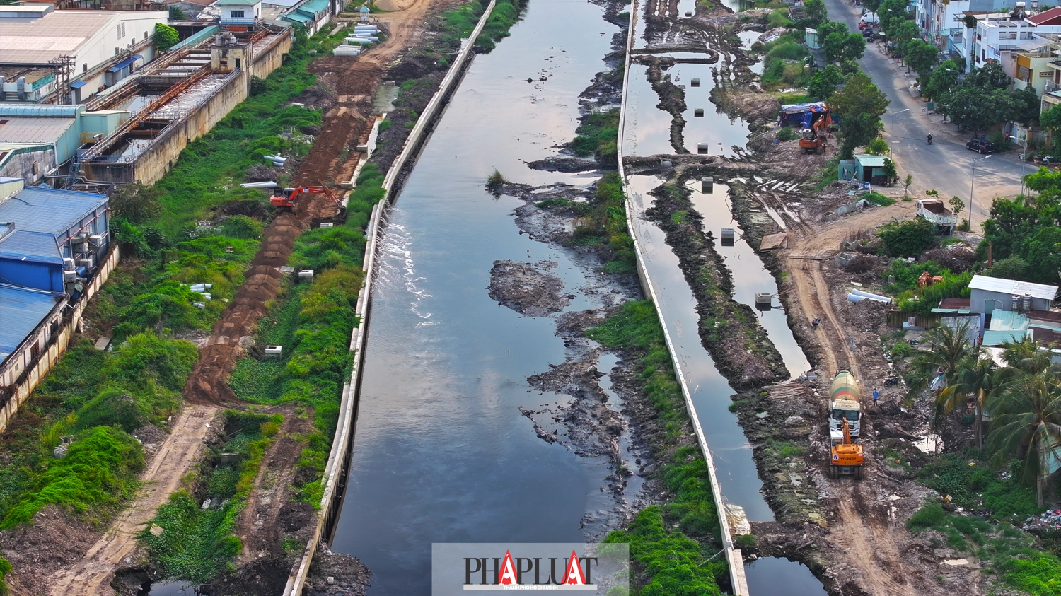 C&ocirc;ng tr&igrave;nh x&acirc;y bờ k&egrave; dọc hai bờ k&ecirc;nh dần th&agrave;nh h&igrave;nh, cơ bản ho&agrave;n thiện.