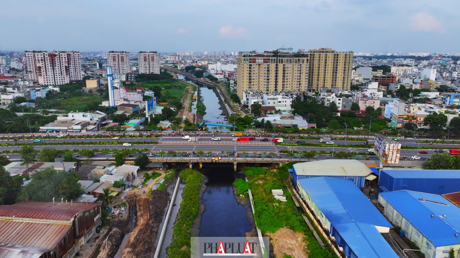 Trong ảnh l&agrave; đoạn k&ecirc;nh chảy qua cầu Tham Lương, Quận 12 hiện đ&atilde; được cải tạo.