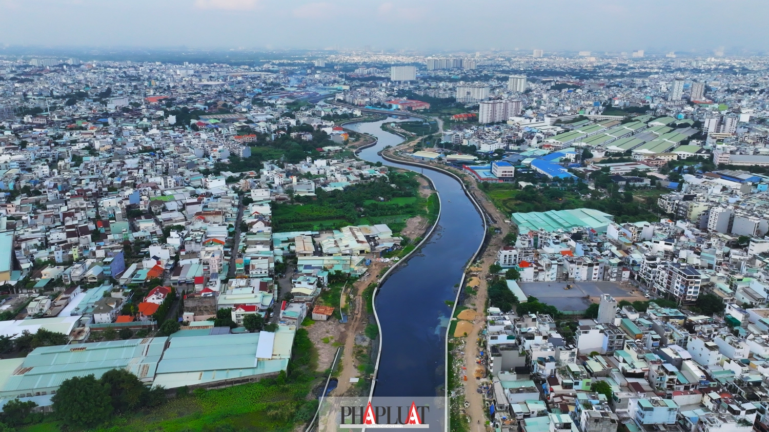 D&agrave;i gần 32 km, k&ecirc;nh Tham Lương - Bến C&aacute;t - rạch Nước L&ecirc;n chảy qua Quận 12, B&igrave;nh T&acirc;n, T&acirc;n Ph&uacute;, T&acirc;n B&igrave;nh, G&ograve; Vấp, B&igrave;nh Thạnh v&agrave; huyện B&igrave;nh Ch&aacute;nh. Đ&acirc;y l&agrave; k&ecirc;nh d&agrave;i nhất, cũng l&agrave; một trong những tuyến k&ecirc;nh &ocirc; nhiễm nhất TP.HCM.