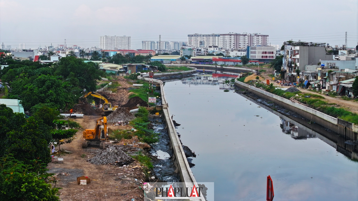 Hiện to&agrave;n bộ 10 g&oacute;i thầu x&acirc;y lắp của dự &aacute;n đều đang thi c&ocirc;ng. C&aacute;c c&ocirc;ng nh&acirc;n đang t&iacute;ch cực thực hiện những hạng mục như k&egrave; bờ k&ecirc;nh, lắp đặt cống cấp 2, hệ thống tho&aacute;t nước v&agrave; nhiều c&ocirc;ng tr&igrave;nh li&ecirc;n quan.