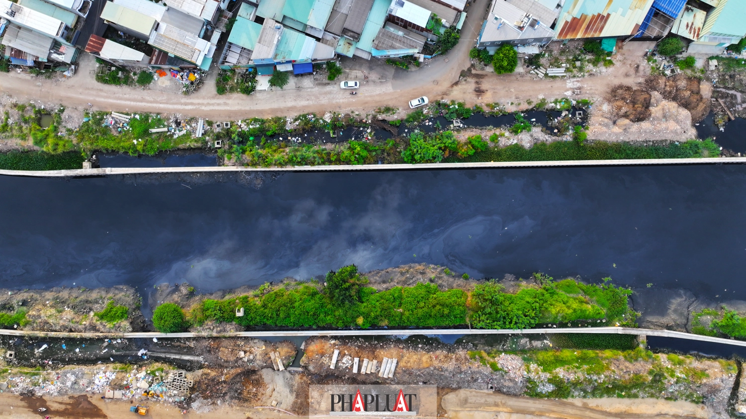 Dự &aacute;n bao gồm c&aacute;c hạng mục ch&iacute;nh: x&acirc;y dựng tuyến k&egrave;, nạo v&eacute;t k&ecirc;nh, l&agrave;m đường, cầu, cống tho&aacute;t nước, trồng c&acirc;y xanh, v&agrave; ho&agrave;n thiện lưới điện. Hiện một số đoạn k&egrave; đ&atilde; ho&agrave;n th&agrave;nh, v&agrave; hai b&ecirc;n bờ k&ecirc;nh sau giải ph&oacute;ng mặt bằng đ&atilde; định h&igrave;nh r&otilde; tuyến đường ven k&ecirc;nh, tạo diện mạo mới cho khu vực.