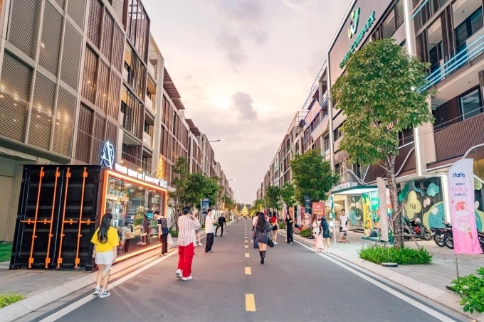 Cư d&acirc;n, du kh&aacute;ch tr&ecirc;n tuyến phố thương mại tại The Global City